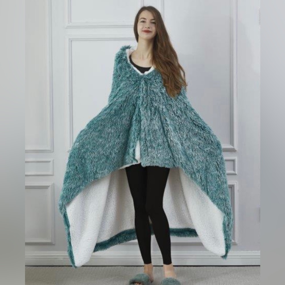 Emerald Frost Hooded Sherpa Throw Blanket NWT